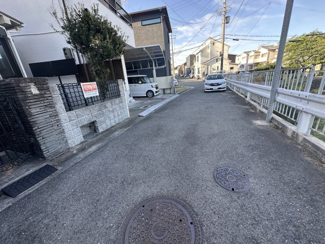 堺市西区上　中古一戸建の前面道路含む現地写真