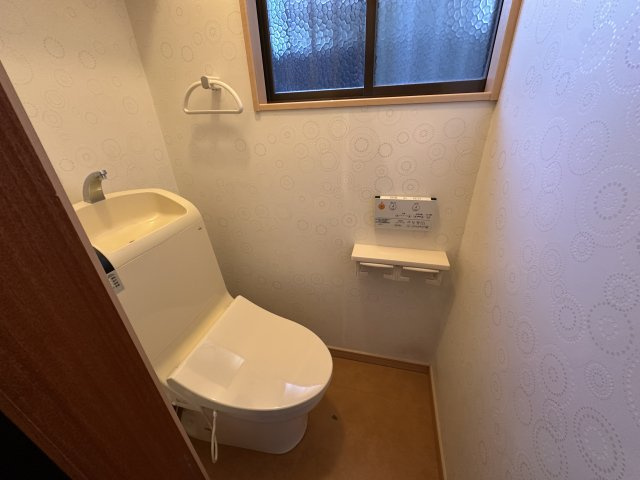 堺市西区上　中古一戸建のトイレ