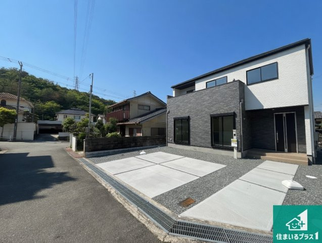姫路市田寺東　第2期　新築一戸建ての前面道路含む現地写真|周辺は閑静な住宅街！前面道路広々で車の出し入れも便利です。駐車が苦手な方でも安心して車庫入れできます！