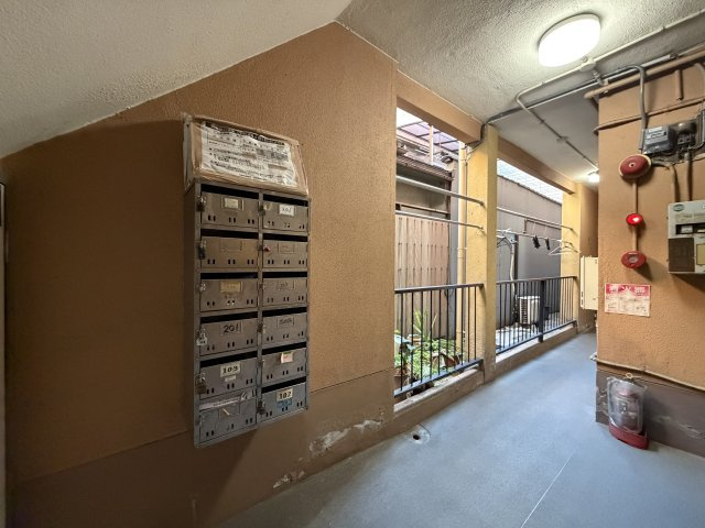 ニュー春日マンションのエントランス