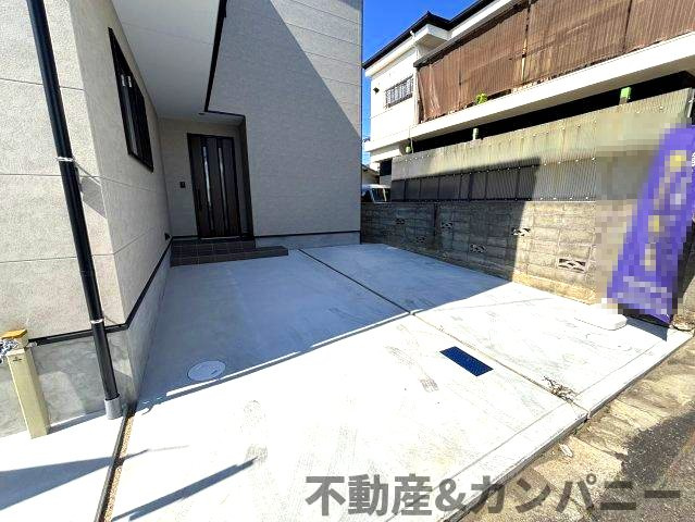 南江戸4丁目の新築のおうち　松山市南江戸4丁目の新築戸建の駐車場|カースペースがあります