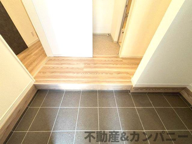 南江戸4丁目の新築のおうち　松山市南江戸4丁目の新築戸建の玄関|明るい玄関です