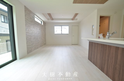 【居間・リビング】 | 海老名市国分寺台５丁目　新築戸建て　全1棟【仲介手数料無料】 | 宅地建物取引士による不動産のご説明・現地のご案内、住宅金融普及協会住宅ローンアドバイザーが住宅ローンのアドバイスから融資実行までのお手伝いをしっかりサポートします♪