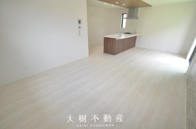 【居間・リビング】 | 海老名市国分寺台５丁目　新築戸建て　全1棟【仲介手数料無料】