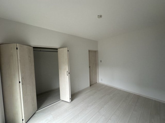 【子供部屋】 | 鶴山台１丁目　中古テラス | 白を基調とした建具を採用した洋室もクロス、フローリング仕上げでリフォーム完成済。きれいな室内をぜひご覧ください。