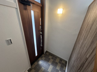 【玄関】 | 鶴山台１丁目　中古テラス | 入った瞬間広がる開放感！玄関は明るい吹抜け空間になっています。おうちの顔としての演出はばっちりです。