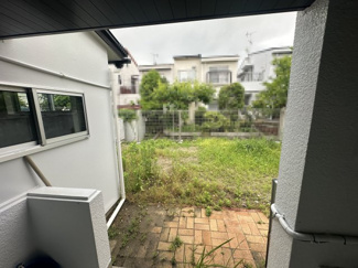 【庭】 | 鶴山台１丁目　中古テラス | キッチンからお庭へとつながるタイル張りのテラスです。BBQをしたり、エクステリアをそろえてお庭でのティータイムも可能です。お庭のデザインも担当がご相談に応じます。※別途費用が発生します。