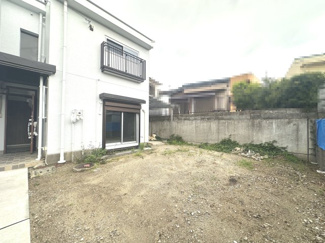 【庭】 | 鶴山台１丁目　中古テラス | 手つかずのお庭は自分好みの気持ちのいい空間に仕上げること可能です。家庭菜園、ガーデニング、ドックラン、お子様の遊び場など工夫してみませんか？お庭の工事もご相談承ります。※別途費用が発生します。
