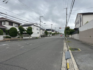 【前面道路含む現地写真】 | 鶴山台１丁目　中古テラス | 前面道路は広々の車歩道分離となっています。高台の住宅なので安心感もあります。