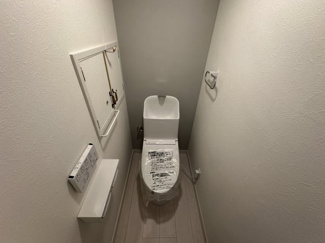 【トイレ】 | 鶴山台１丁目　中古テラス | リフォーム完成済のトイレも新調されてとても気持ちよくお使いいただけます。