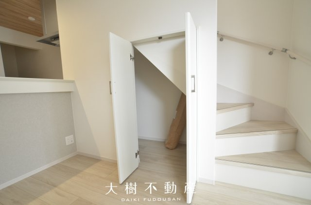 【居間・リビング】 | 海老名市柏ケ谷4丁目  新築戸建て　全１棟【仲介手数料無料】
