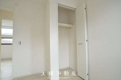【洋室】 | 海老名市柏ケ谷4丁目  新築戸建て　全１棟【仲介手数料無料】 | 2階　洋室2（4.1帖）クローゼット