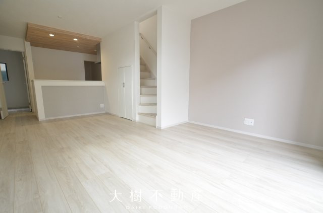 【居間・リビング】 | 海老名市柏ケ谷4丁目  新築戸建て　全１棟【仲介手数料無料】