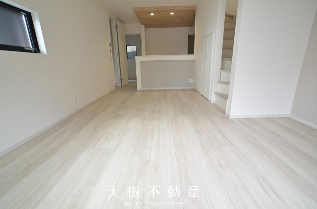 【居間・リビング】 | 海老名市柏ケ谷4丁目  新築戸建て　全１棟【仲介手数料無料】 | 宅地建物取引士による不動産のご説明・現地のご案内、住宅金融普及協会住宅ローンアドバイザーが住宅ローンのアドバイスから融資実行までのお手伝いをしっかりサポートします♪