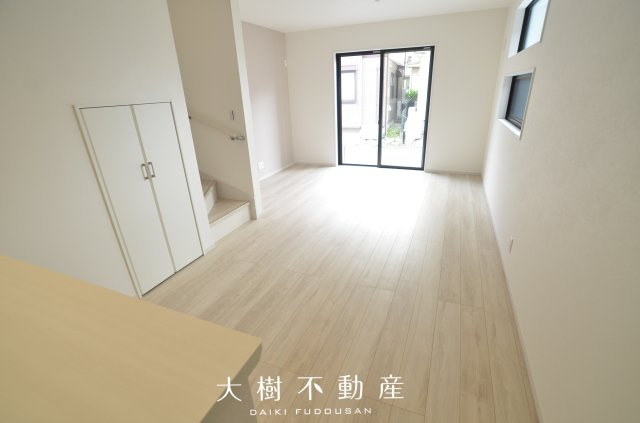 【居間・リビング】 | 海老名市柏ケ谷4丁目  新築戸建て　全１棟【仲介手数料無料】