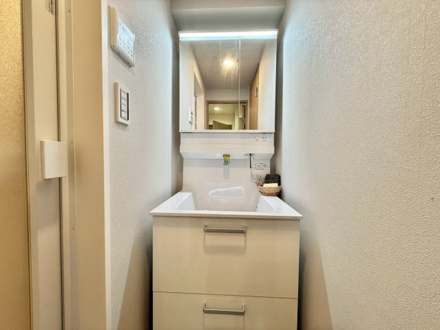 井の頭第2パークサイドマンションの独立洗面台|清潔感のあるプライベート空間は、身だしなみチェックやお肌のお手入れに最適です。

現地ご見学希望・資料請求などお気軽にお問い合わせ下さい！
03-5990-5201