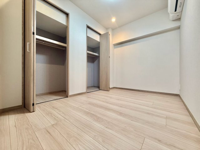 井の頭第2パークサイドマンションの洋室|部屋収納もバッチリです！見せる収納も流行っていますが、やはり見せない収納も大切ですね。

現地ご見学希望・資料請求などお気軽にお問い合わせ下さい！
03-5990-5201