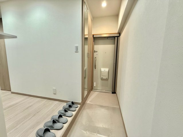井の頭第2パークサイドマンションの玄関|住む人や訪れる人を心地よく迎え入れてくれる玄関。ゆとりを感じさせる明るい空間を演出！

現地ご見学希望・資料請求などお気軽にお問い合わせ下さい！
03-5990-5201