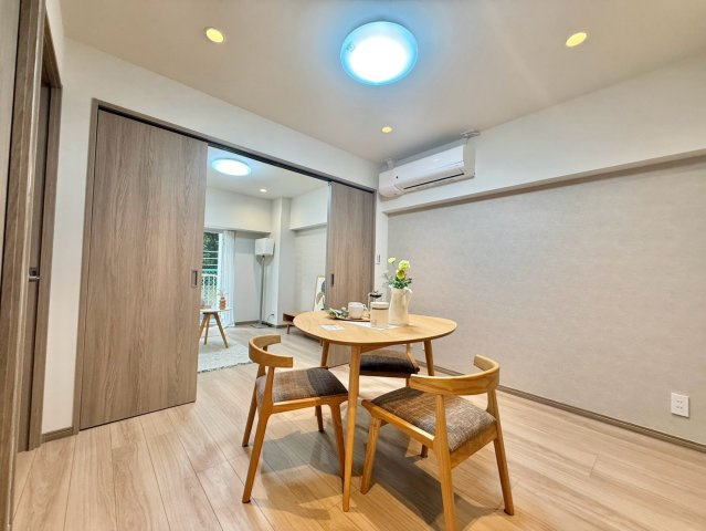 井の頭第2パークサイドマンションの居間・リビング|壁の一面をアクセントクロスにしたオシャレな空間です。

現地ご見学希望・資料請求などお気軽にお問い合わせ下さい！
03-5990-5201
