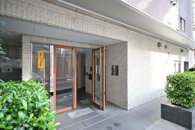 パレステュディオ新宿御苑前のエントランス