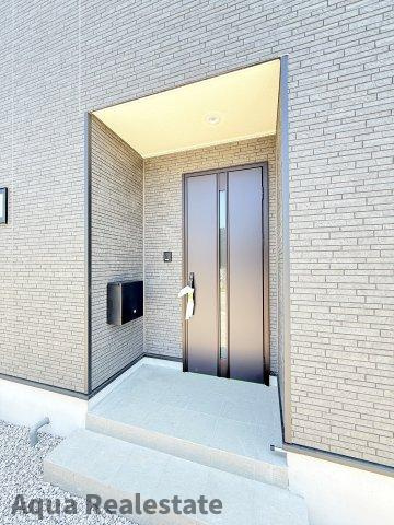 丸亀市今津町の新築一戸建の玄関|収納もある玄関です
