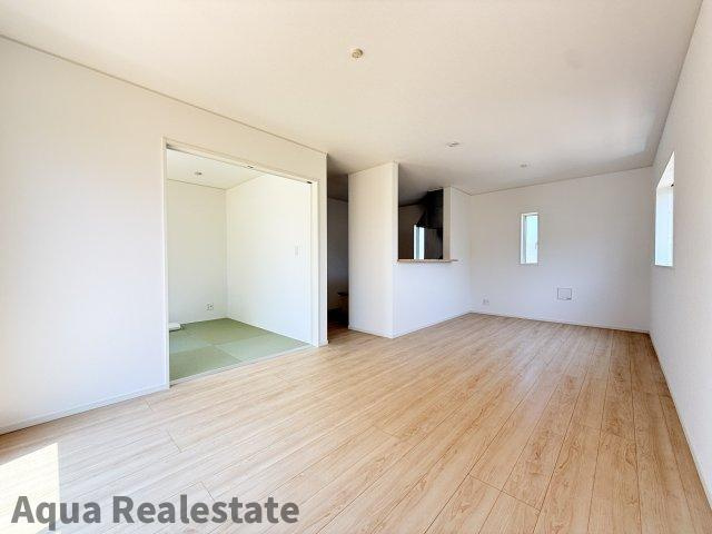 丸亀市今津町の新築一戸建の居間・リビング|ゆったりとしたリビングです