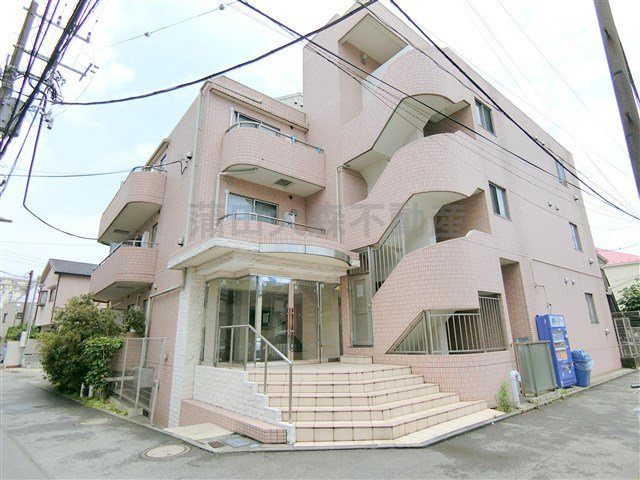 リヴシティ平和島の外観|2009年4月築SRC鉄骨鉄筋コンクリート造地上4階地下1階建て総戸数40戸
京浜急行本線平和島駅最寄りの東京都大田区大森東1丁目の落ち着いた住環境　
TVモニター付オートロック宅配BOXゴミ捨て場付