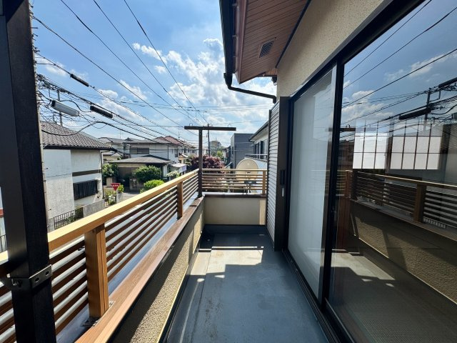 入間市東町7丁目中古戸建のバルコニー|日中の長い時間、日が差し込む南面バルコニー。洗濯物がカラッと乾きます。
