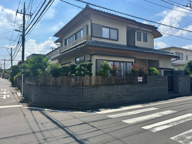 入間市東町7丁目中古戸建の前面道路含む現地写真|ゆとりある前面道路で駐車も楽々です。