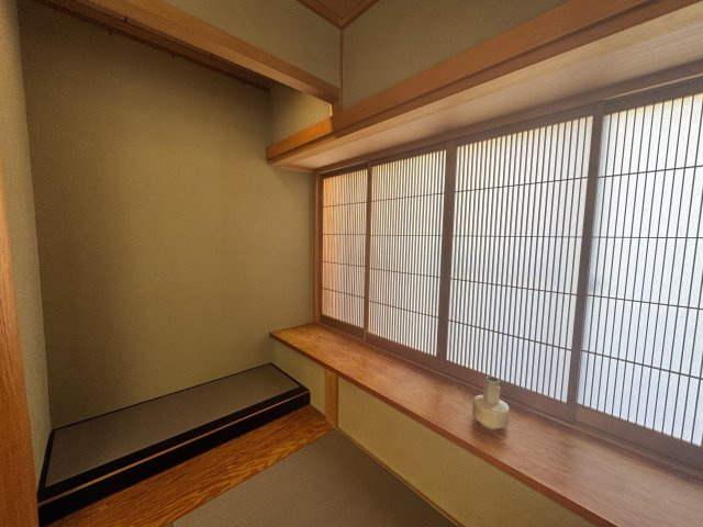 入間市東町7丁目中古戸建の和室|凛とした静寂が心地よい本格的な和室です。障子から透ける柔らかな自然光が、奥行きのある床の間や美しい木目の書院を優しく包み込みます。