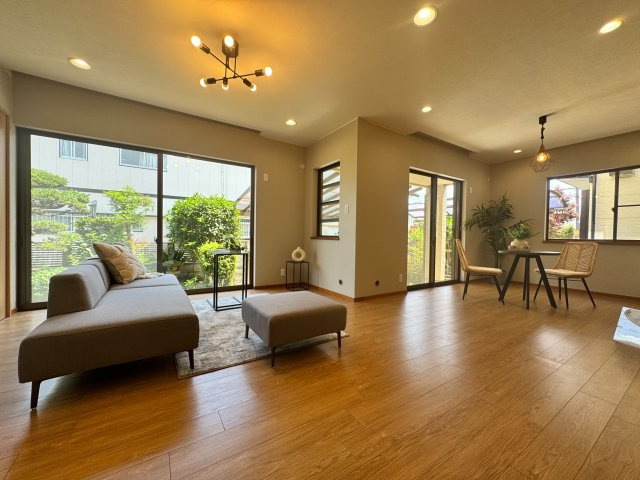 入間市東町7丁目中古戸建の居間・リビング|ゆとりあるリビングダイニングは、家族それぞれの過ごし方を受けとめる包容力のある空間。食事、くつろぎ、団らんがスムーズにつながり、生活動線も快適。日常を美しく整えてくれる住まいの中心です。
