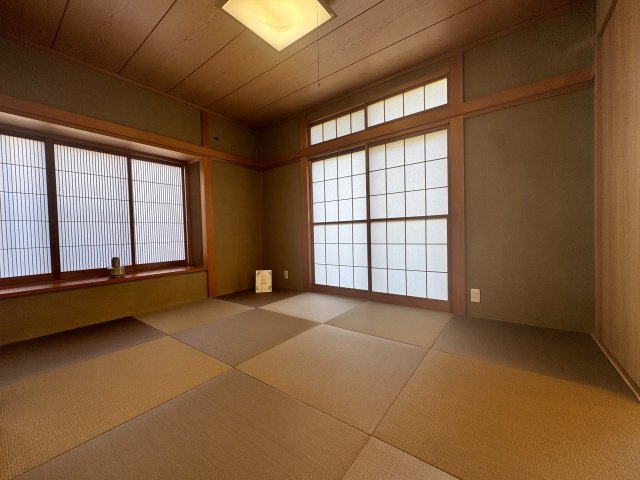入間市東町7丁目中古戸建の和室|心がホッと落ち着く和室をご用意しました！床が柔らかいので小さいお子様のプレイルームや、ご両親が泊まりに来た時の客間としてなど、様々な用途で使える万能なお部屋です☆
