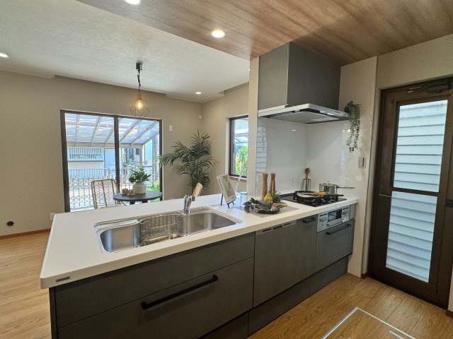 入間市東町7丁目中古戸建のキッチン|対面キッチン仕様になりお料理をしながらご家族との会話も楽しめます！また、小さなお子様の居るご家庭はお子様の様子を見ながら家事ができるので安心です！
