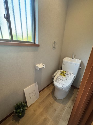 入間市東町7丁目中古戸建のトイレ|トイレは温水洗浄機能搭載なので、清潔に気持ち良くお使いいただけます！トイレットペーパーの節約にもなります！暖房便座で寒い日もあたたかです♪
