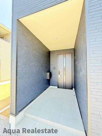 丸亀市今津町の新築一戸建の玄関|落ち着いた玄関です