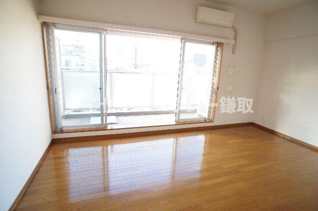マリンパレス登戸の居間・リビング|同建物別部屋の写真になります。