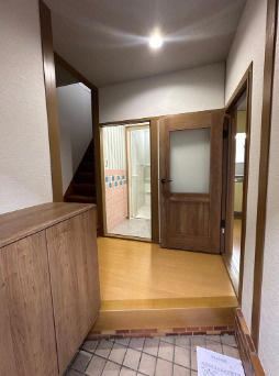 服部天神駅徒歩6分！令和６年リフォーム済テラスの玄関