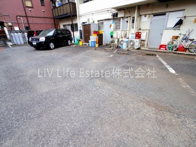 東大和市向原６丁目の賃貸マンションの駐車場