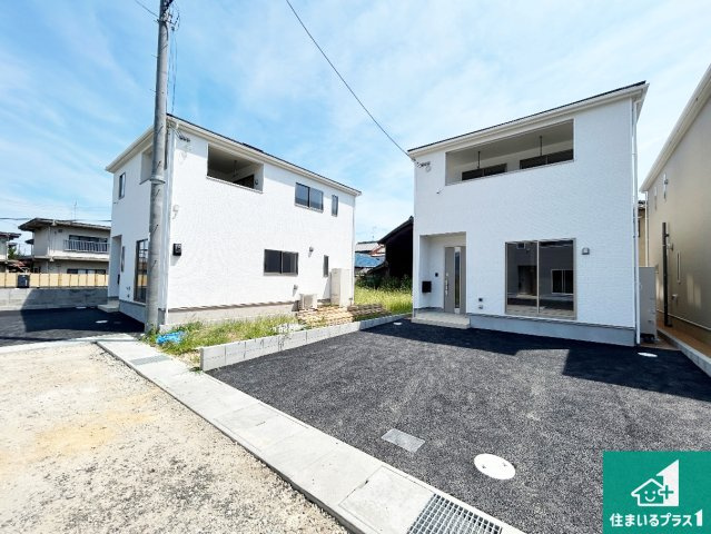 ●大和高田市市場　第13期　新築一戸建ての前面道路含む現地写真|周辺は閑静な住宅街！前面道路広々で車の出し入れも便利です。駐車が苦手な方でも安心して車庫入れできます！