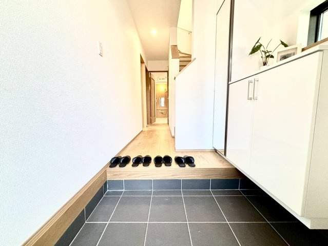 練馬区下石神井4丁目　新築戸建　残2棟の玄関|玄関横にはシューズボックスがついているため、片付いた玄関がキープできます！

現地ご見学希望・資料請求などお気軽にお問い合わせ下さい！
03-5990-5201