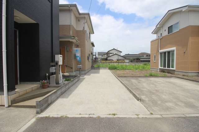 小山市間々田の駐車場|駐車スペースはゆとりがあり、お車の乗り降りや荷物の積み下ろしもラクラク。来客時にも安心して利用できます。