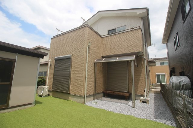 小山市間々田の庭|人工芝が敷かれたお庭は、お子さまの遊び場や休日のリラックススペースにぴったり。お手入れの負担も軽減できます。