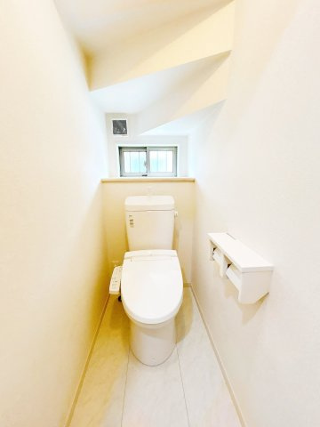 小山市間々田のトイレ|温水洗浄便座付きのトイレ。窓があるので換気もしやすく、いつでも清潔な空間を保ちやすいのが魅力です。
