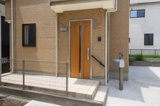 小山市間々田の玄関|屋根付きの玄関ポーチは、雨の日の荷物の出し入れもスムーズ。毎日の「行ってきます」「ただいま」を快適に迎えてくれます。