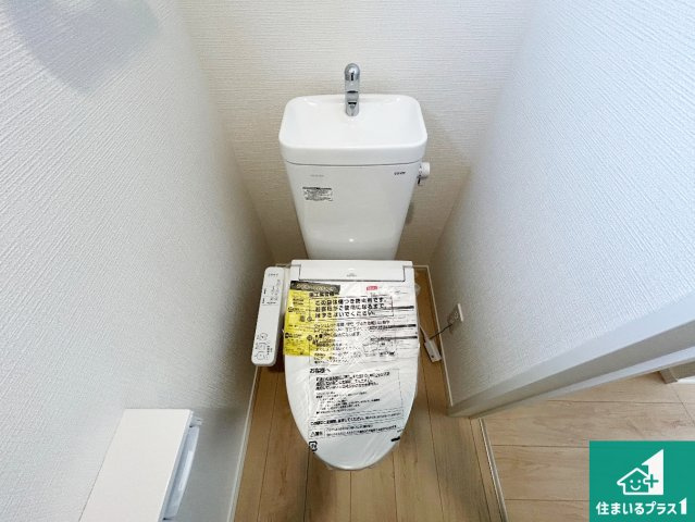 ●5(土)6(日)現地説明会！　大和高田市市場　全5邸　のトイレ|1・2階の2ヶ所にあるので、朝の忙しい時間の順番待ちもなく、深夜の利用にも大変便利です。