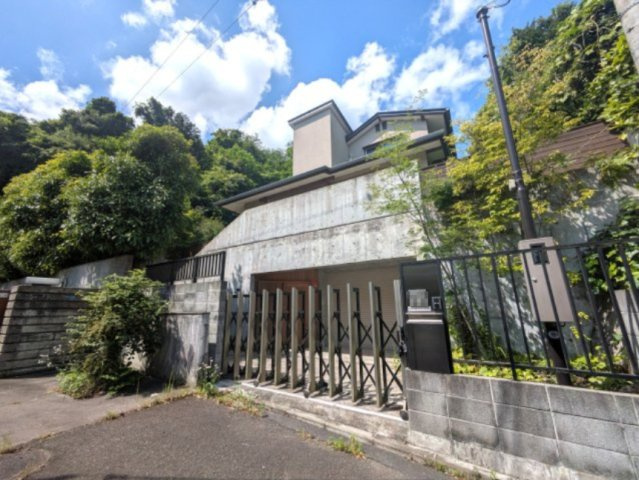 鎌倉駅まで徒歩15分　緑豊かな住環境
