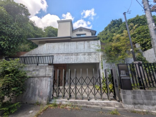鎌倉駅まで徒歩15分　緑豊かな住環境の外観|陽当たり良好