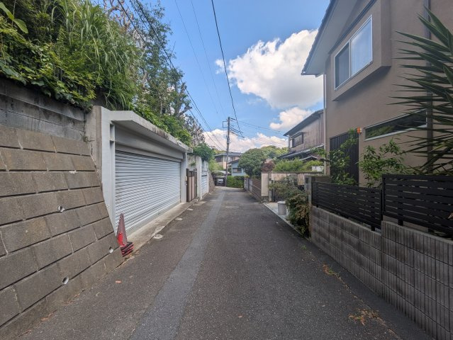 鎌倉駅まで徒歩15分　緑豊かな住環境の前面道路含む現地写真|前面道路