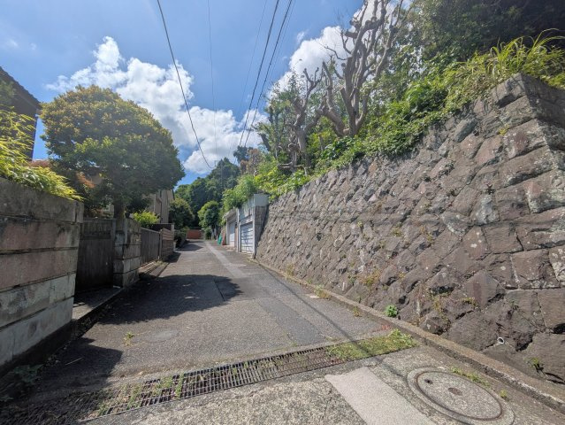 鎌倉駅まで徒歩15分　緑豊かな住環境の前面道路含む現地写真|前面道路