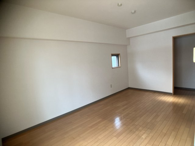 メイプル青山Aの居間・リビング